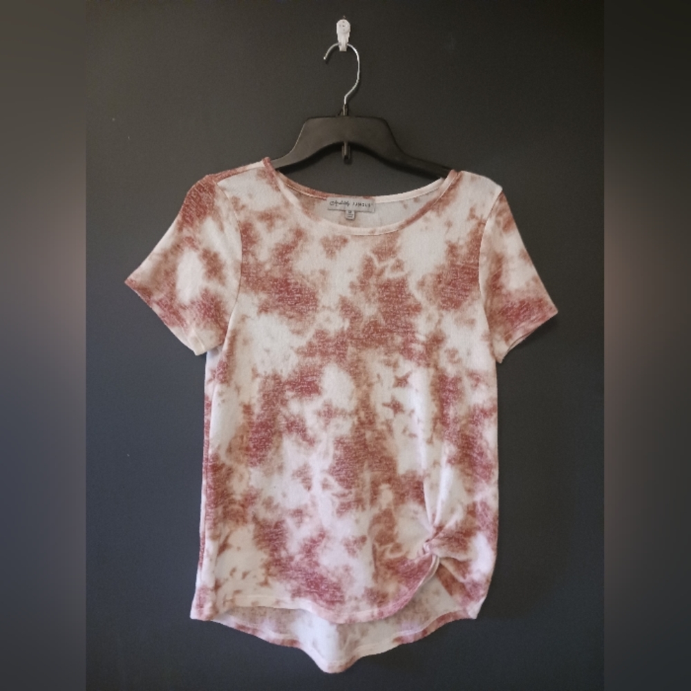 ALMOST FAMOUS WOMEN'S WHITE AND BURNT ORANGE SHORT SLEEVE T-SHIRT